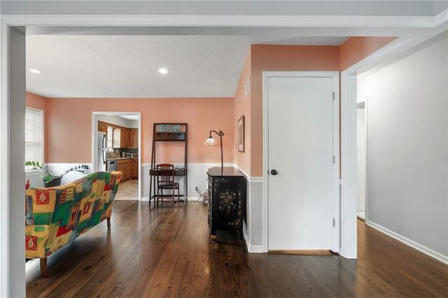 8830 8830 Ivanhoe Trail, Kansas City, MO 64131