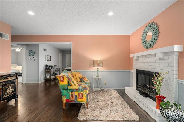 8830 8830 Ivanhoe Trail, Kansas City, MO 64131