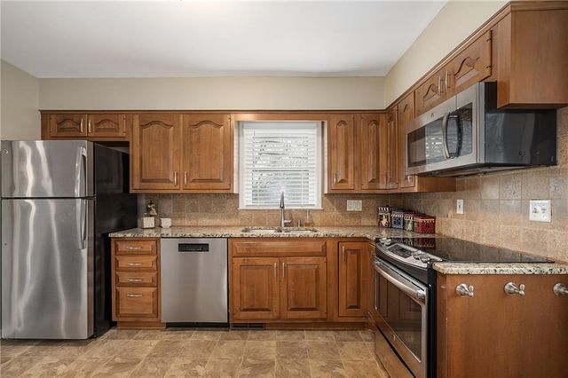 8830 8830 Ivanhoe Trail, Kansas City, MO 64131