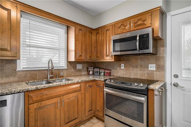 8830 8830 Ivanhoe Trail, Kansas City, MO 64131