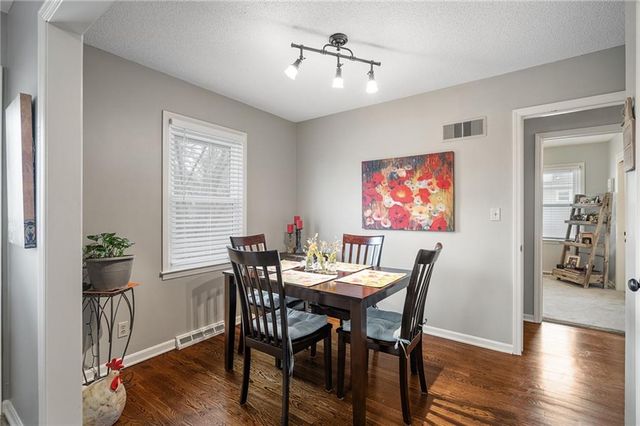 8830 8830 Ivanhoe Trail, Kansas City, MO 64131