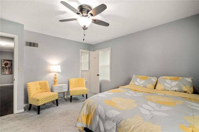 8830 8830 Ivanhoe Trail, Kansas City, MO 64131