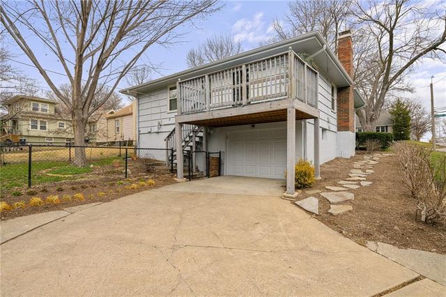 8830 8830 Ivanhoe Trail, Kansas City, MO 64131