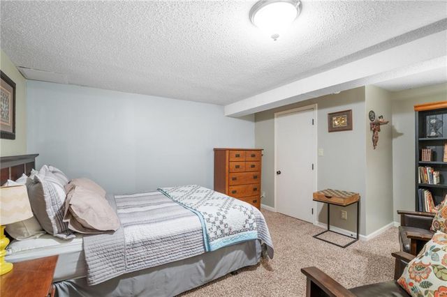 8830 8830 Ivanhoe Trail, Kansas City, MO 64131