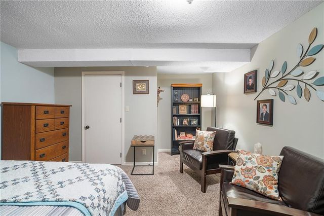 8830 8830 Ivanhoe Trail, Kansas City, MO 64131