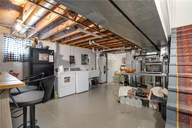 8830 8830 Ivanhoe Trail, Kansas City, MO 64131