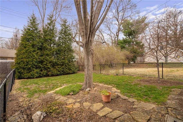 8830 8830 Ivanhoe Trail, Kansas City, MO 64131