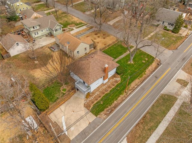 8830 8830 Ivanhoe Trail, Kansas City, MO 64131