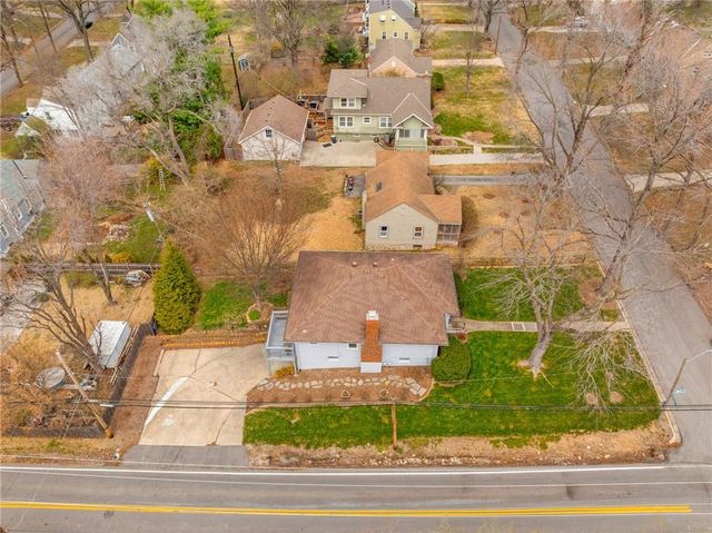 8830 8830 Ivanhoe Trail, Kansas City, MO 64131