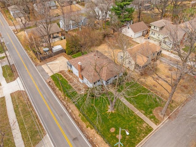 8830 8830 Ivanhoe Trail, Kansas City, MO 64131