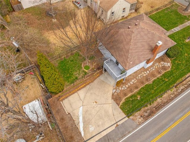 8830 8830 Ivanhoe Trail, Kansas City, MO 64131