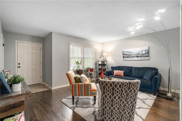 8830 8830 Ivanhoe Trail, Kansas City, MO 64131