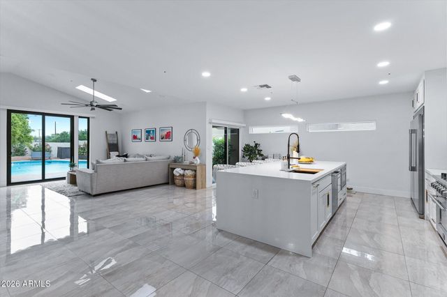 8480 E COOLIDGE Street E, Scottsdale, AZ 85251