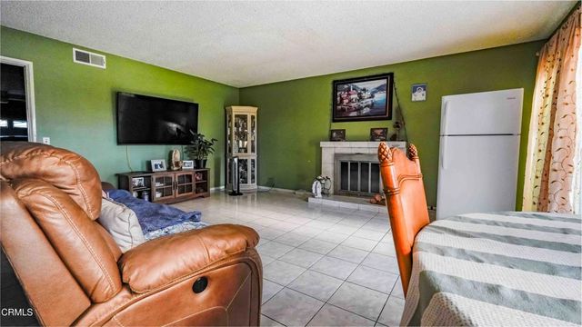 1977 El Cajon Circle, Oxnard, CA 93035