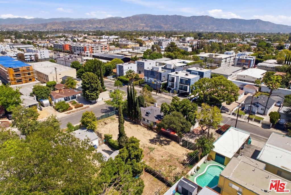 Image 5 of property listing at 10808 Hartsook Street, North Hollywood, CA 91601
