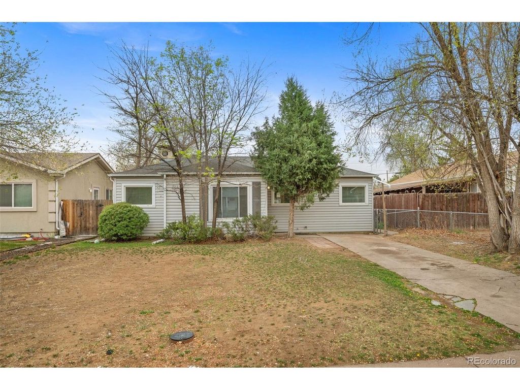 2208 Hanover St, Aurora, CO 80010