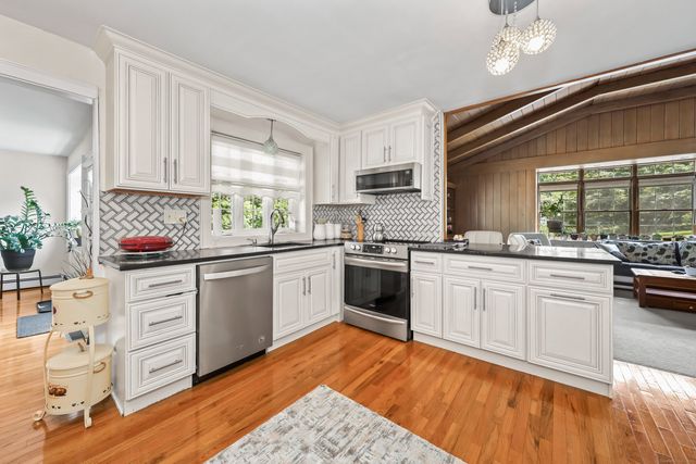 11 Ariel Road, Woodbridge, CT 06525