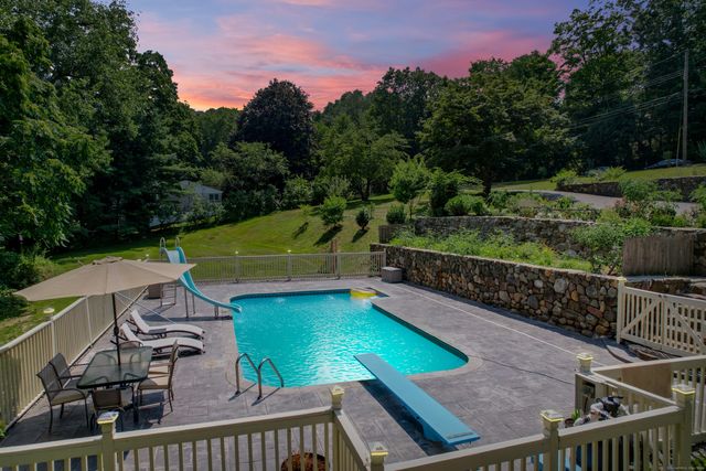 11 Ariel Road, Woodbridge, CT 06525