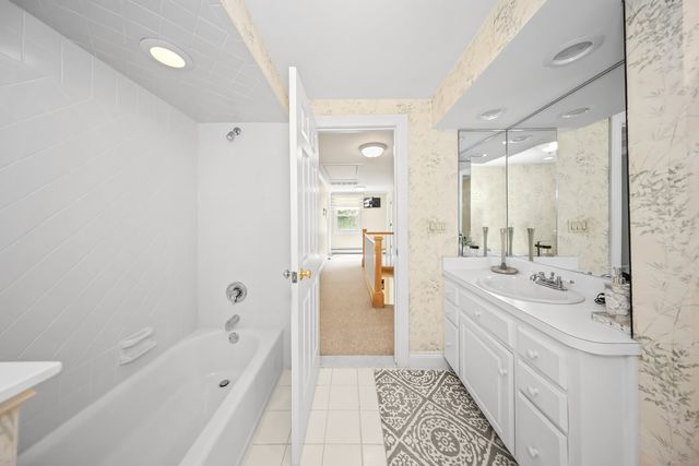 11 Ariel Road, Woodbridge, CT 06525