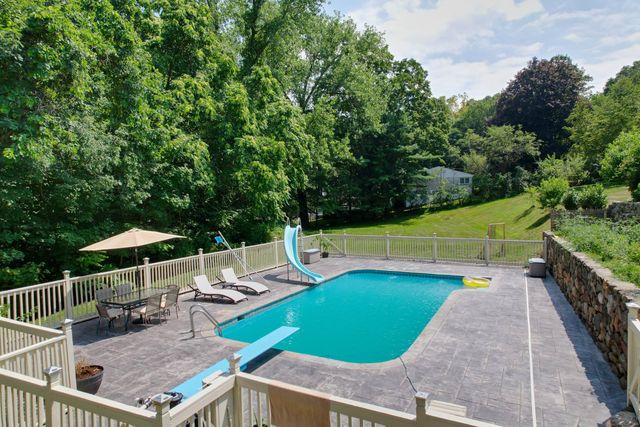11 Ariel Road, Woodbridge, CT 06525