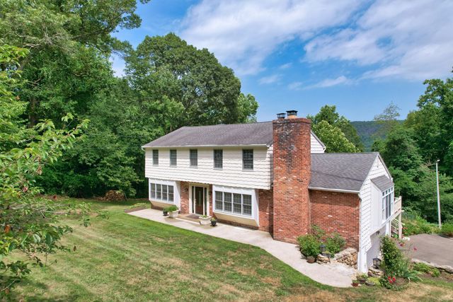 11 Ariel Road, Woodbridge, CT 06525