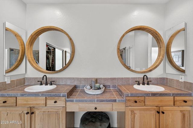 781 E CAPRICORN Way, Chandler, AZ 85249