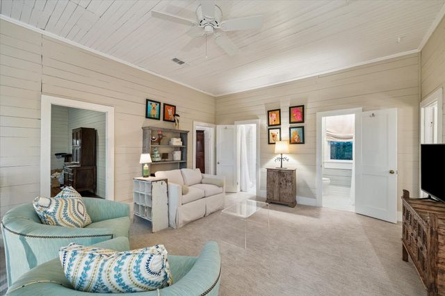 895 S Weyand Road, Round Top, TX 78954