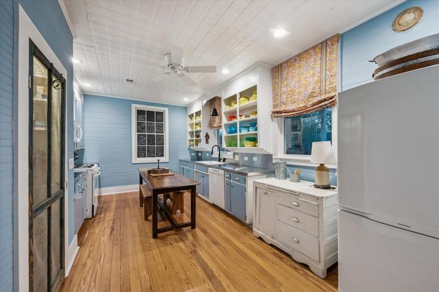 895 S Weyand Road, Round Top, TX 78954