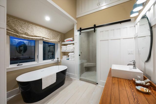 895 S Weyand Road, Round Top, TX 78954