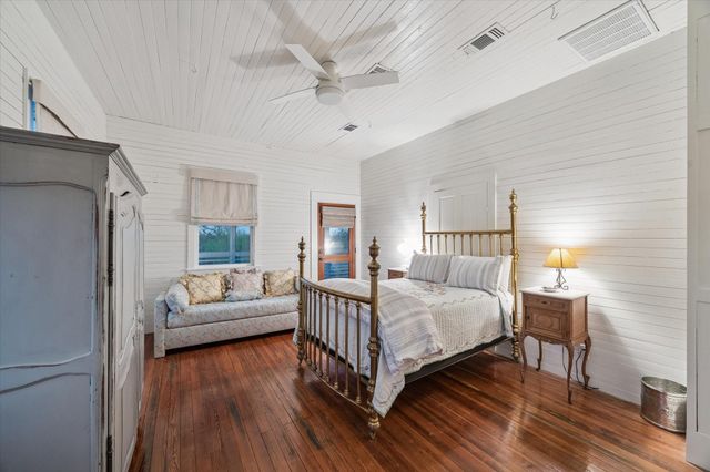 895 S Weyand Road, Round Top, TX 78954