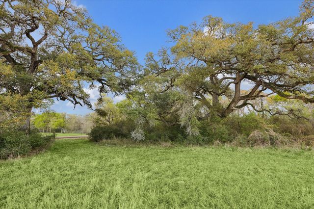 895 S Weyand Road, Round Top, TX 78954