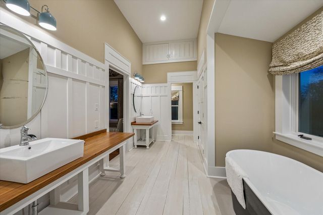 895 S Weyand Road, Round Top, TX 78954