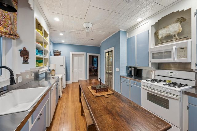 895 S Weyand Road, Round Top, TX 78954