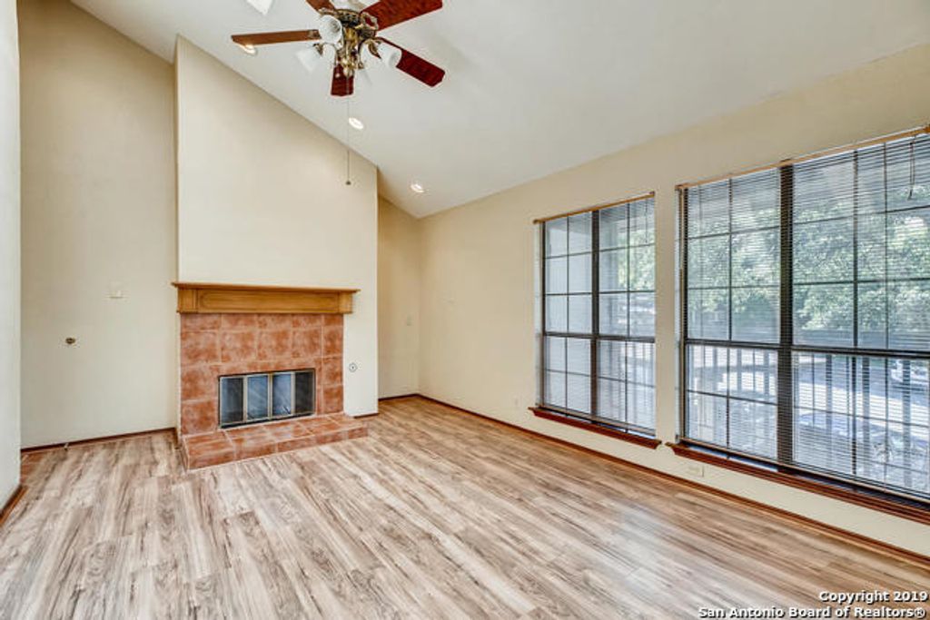 8633 Datapoint Dr Apt 210, San Antonio, TX 78229