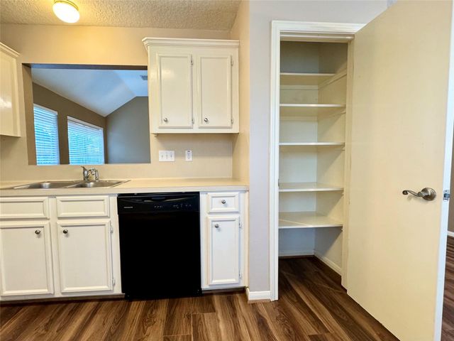 4006 Hunnington Drive, Conroe, TX 77303