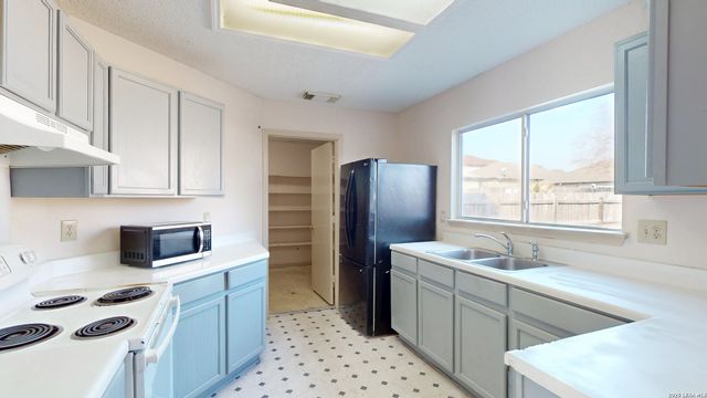 10127 Sunset Pl, San Antonio, TX 78245