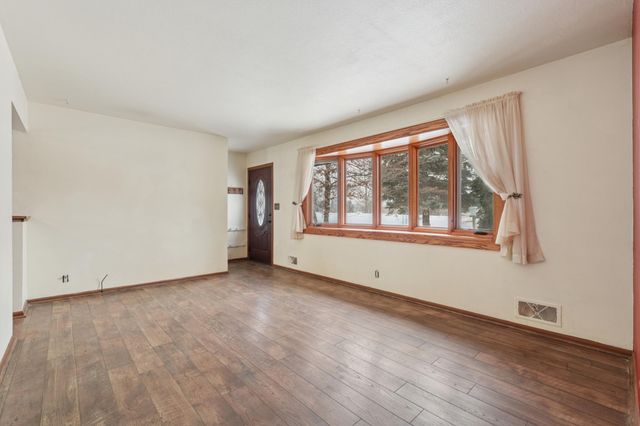 1515 Viking Drive E, Maplewood, MN 55109