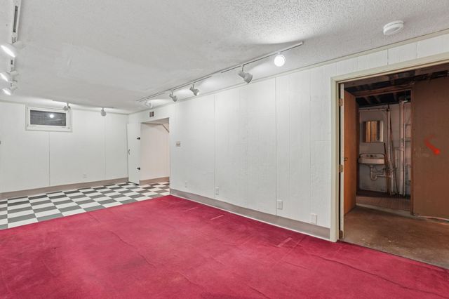 1515 Viking Drive E, Maplewood, MN 55109