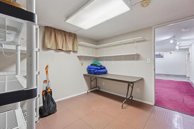 1515 Viking Drive E, Maplewood, MN 55109