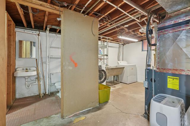 1515 Viking Drive E, Maplewood, MN 55109