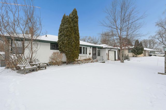 1515 Viking Drive E, Maplewood, MN 55109