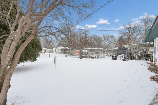 1515 Viking Drive E, Maplewood, MN 55109