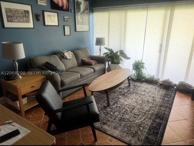 702 NW 87th Ave 213, Miami, FL 33172
