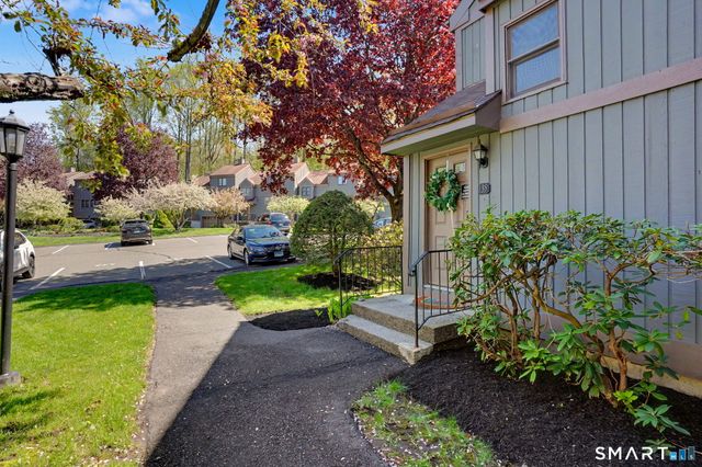 135 Heatherwood Drive 135, Brookfield, CT 06804