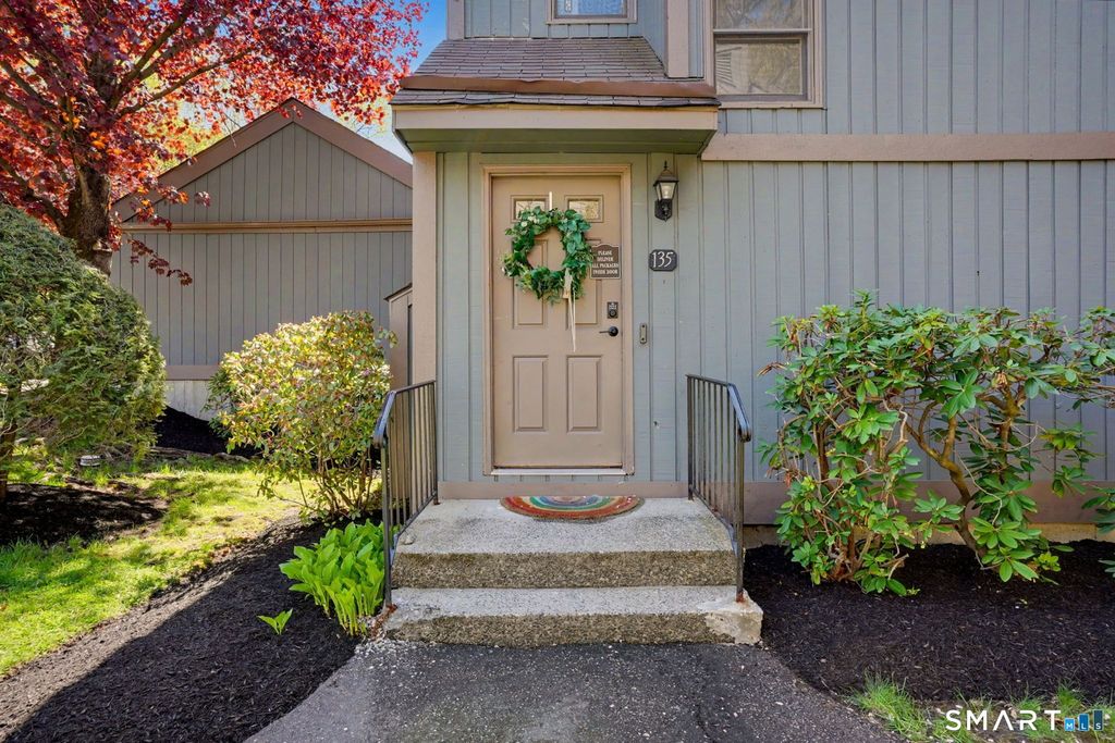 135 Heatherwood Drive 135, Brookfield, CT 06804