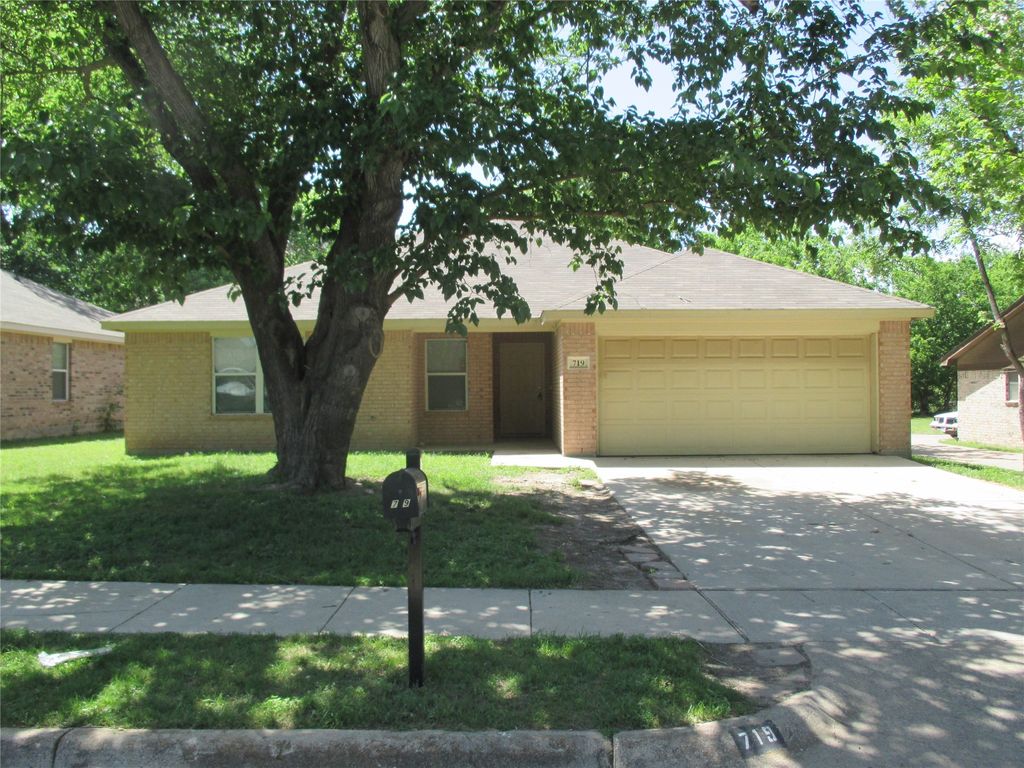 719 Hallvale Drive, White Settlement, TX 76108 — exterior