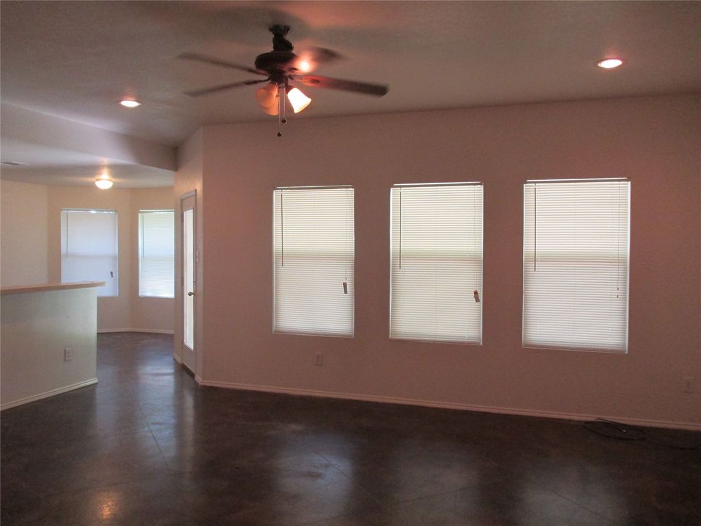 719 Hallvale Drive, White Settlement, TX 76108 — photo 2