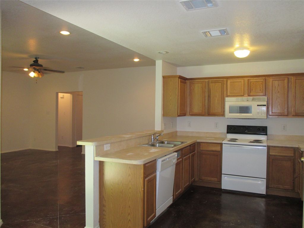 719 Hallvale Drive, White Settlement, TX 76108 — photo 3