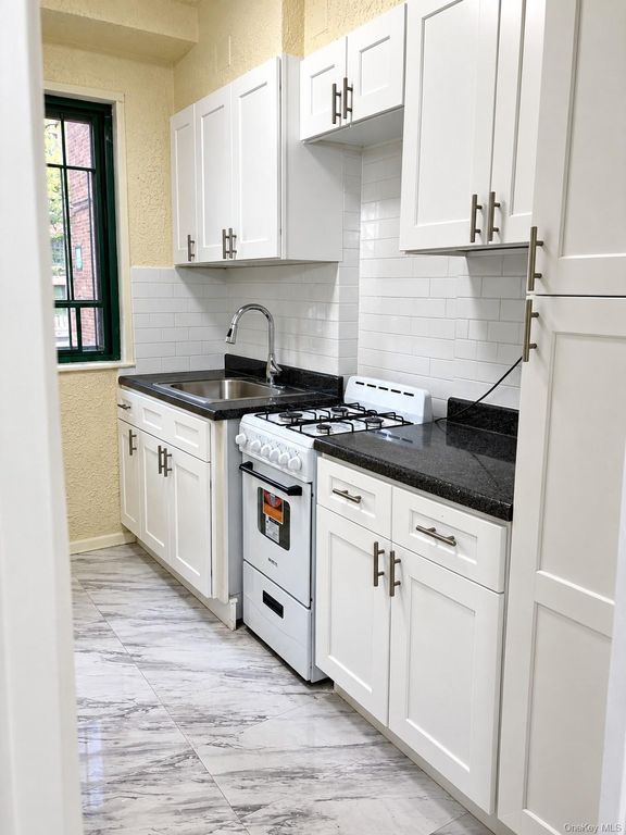 1563 Metropolitan Avenue ME, Bronx, NY 10462 — exterior