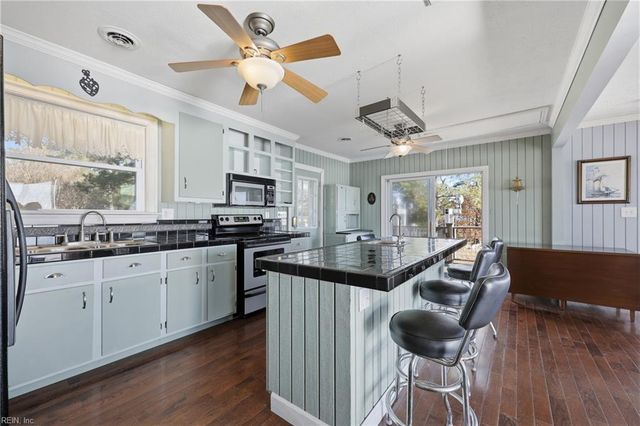 520 Spivey LN, Seaford, VA 23696